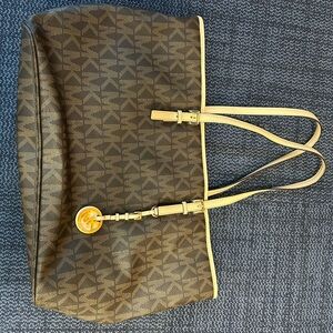 MICHAEL KORS JET SET TRAVEL LARGE LOGO TOTE